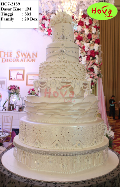 White Wedding Cake and Crystal untuk 7 Tiered Wedding Cake